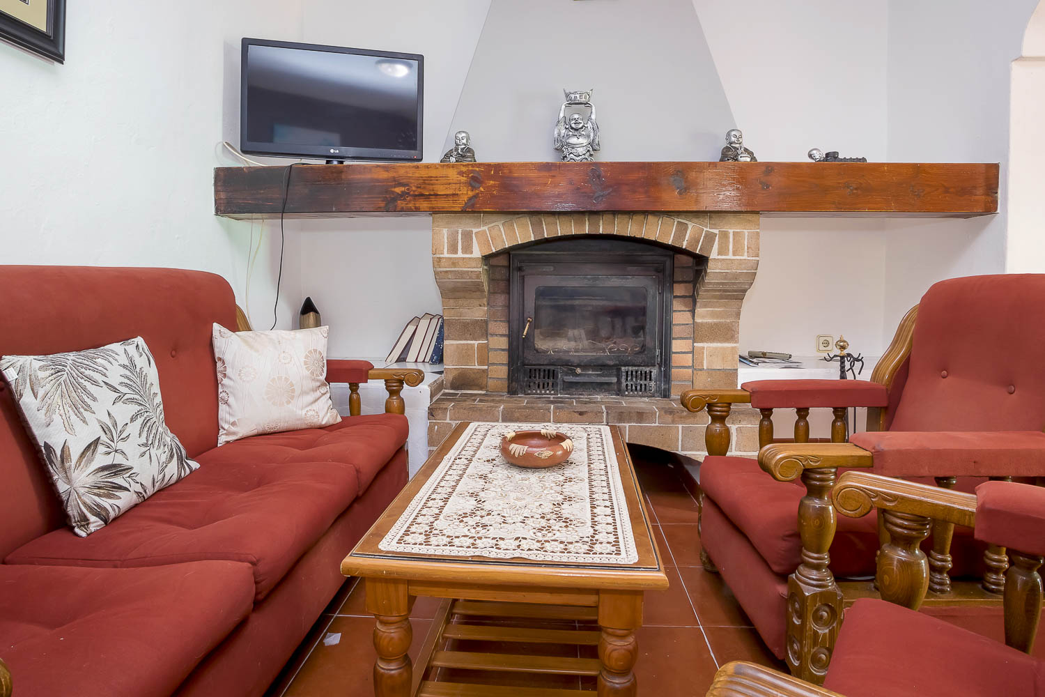 salon interior casa con chimenea de alquiler ibiza 